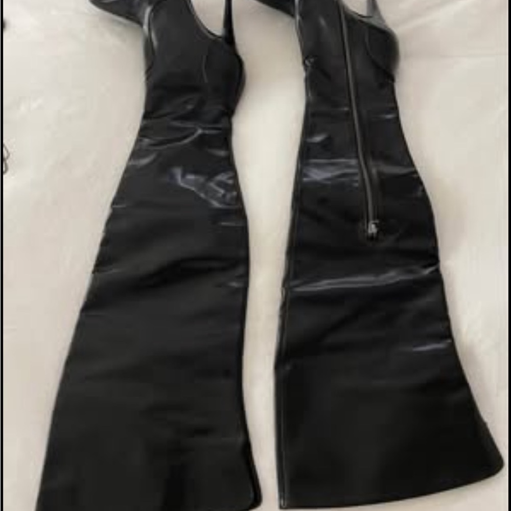 Burberry Glossy Black Leather over the knee boots - Picture 5 of 5